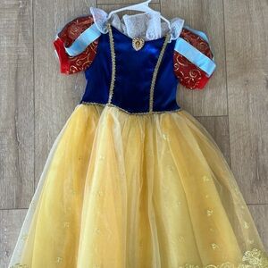 Snow White Disneyland Resort Dress size 7-8 but can fit size 5-8 in my opinion